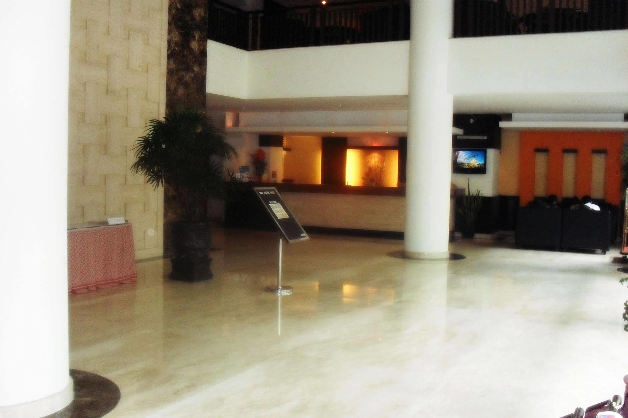 Hotel Gran Central Manado Exterior foto